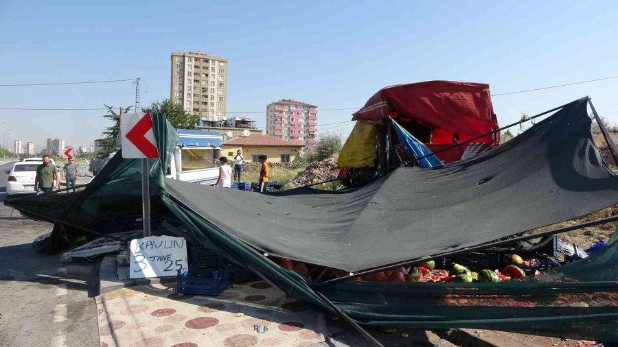 Otomobil Karpuz Sergisine Daldı: 1 Ölü
