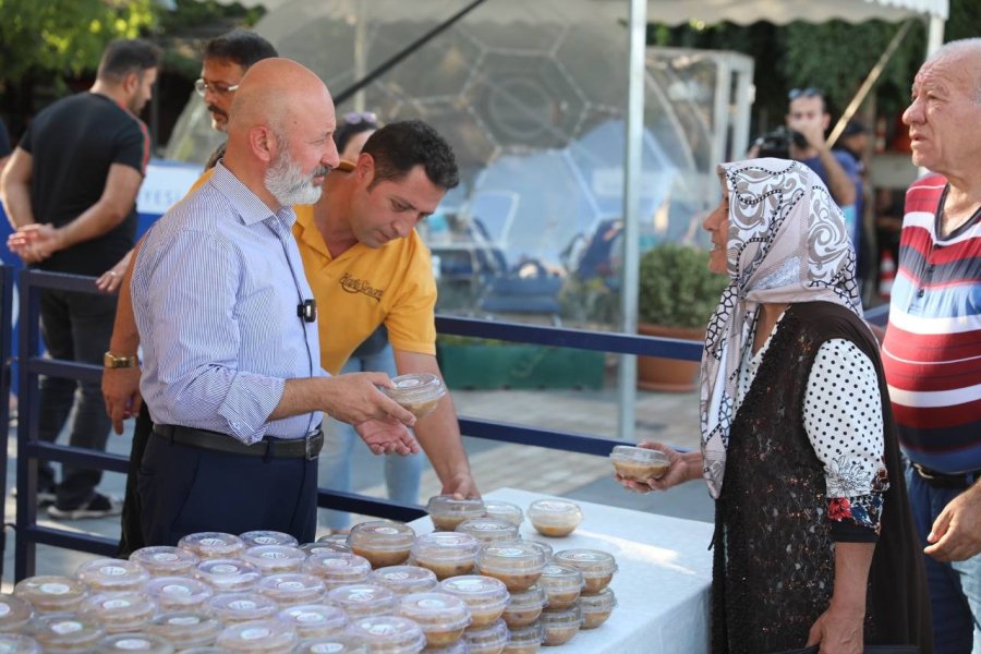 Başkan Çolakbayrakdar, Vatandaşlara Aşure Dağıttı