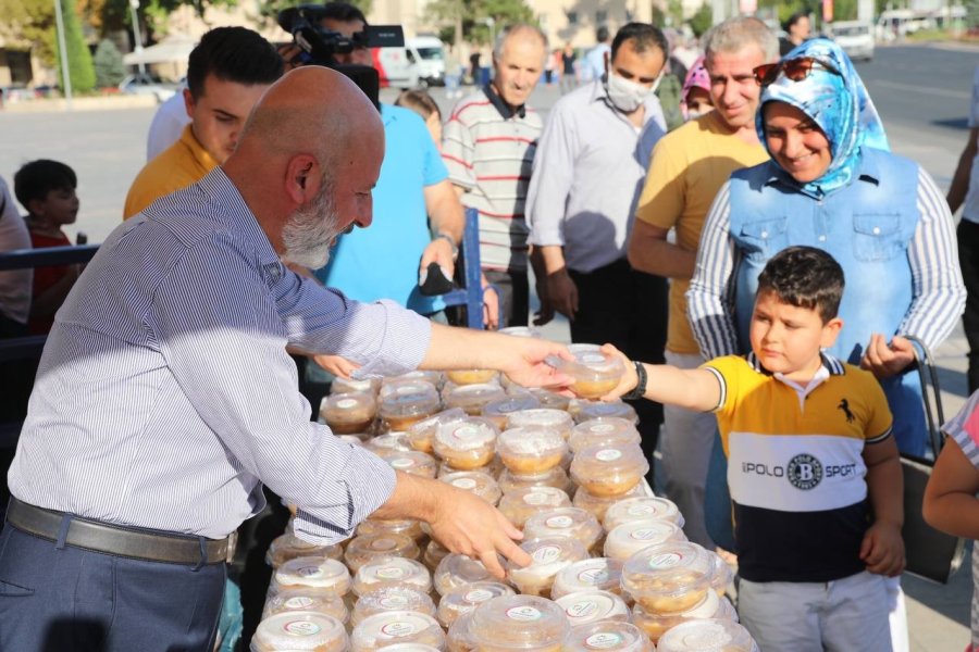 Başkan Çolakbayrakdar, Vatandaşlara Aşure Dağıttı