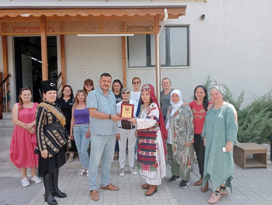 Eskişehir Anadolu Bacıları Grubu ‘kahraman Türk Kadınları’ Tiyatro Gösterisini Tavşanlı’da Sahneledi