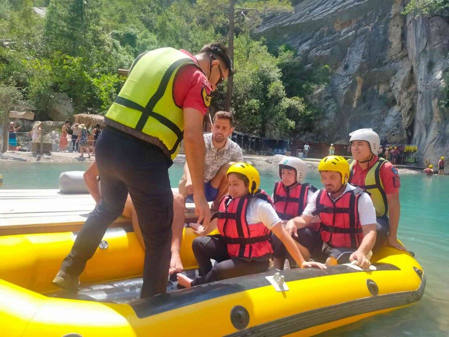 Kanyonu Gezmekte Zorlanan Milli Sporcuya Jandarma Ekiplerinden Jest