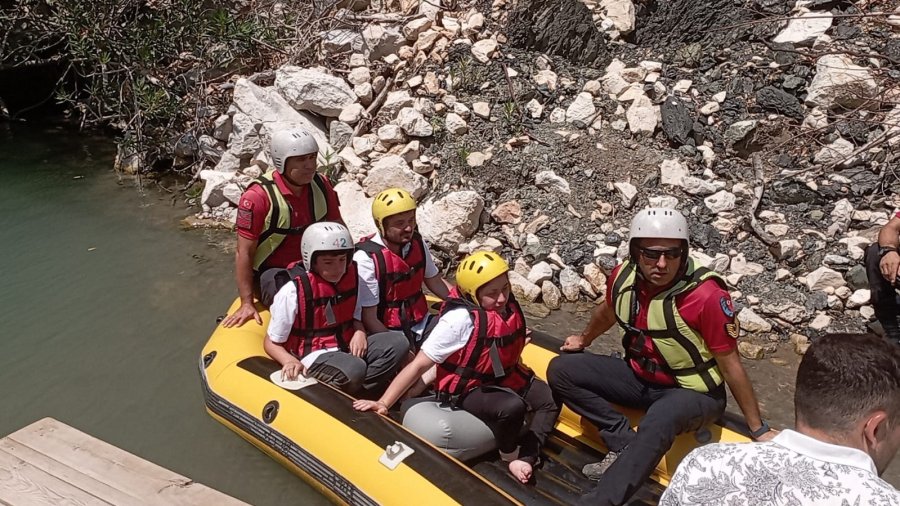 Kanyonu Gezmekte Zorlanan Milli Sporcuya Jandarma Ekiplerinden Jest