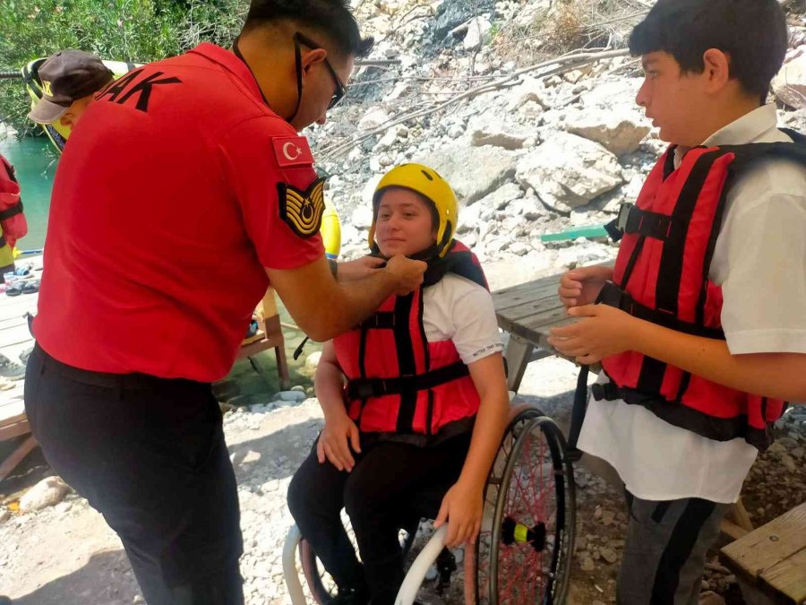 Kanyonu Gezmekte Zorlanan Milli Sporcuya Jandarma Ekiplerinden Jest