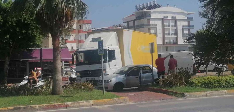 Kargo Kamyonu Otomobile Çarptı