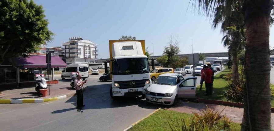 Kargo Kamyonu Otomobile Çarptı