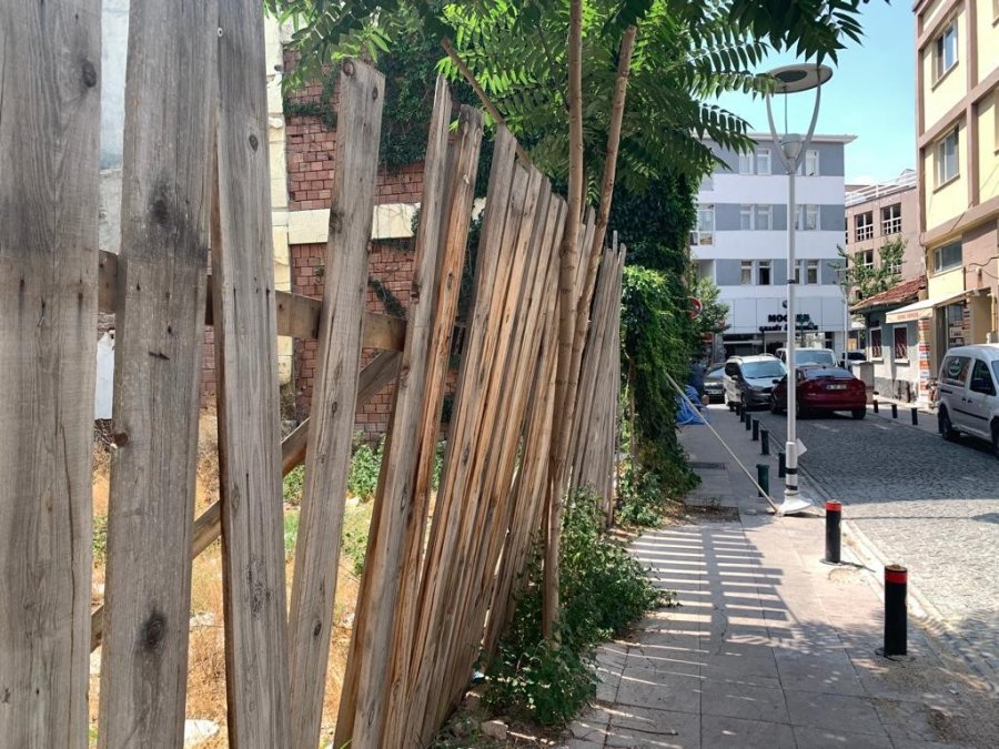 Düşmeye Yüz Tutmuş Çitler İçin Vatandaştan İlginç Çözüm