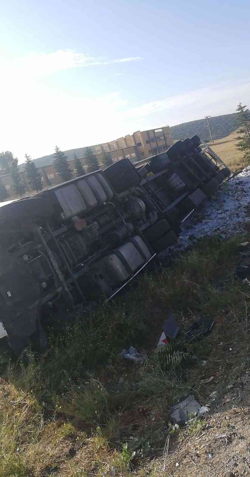 Şarampole Devrilen Tırın Sürücüsü Yaralandı