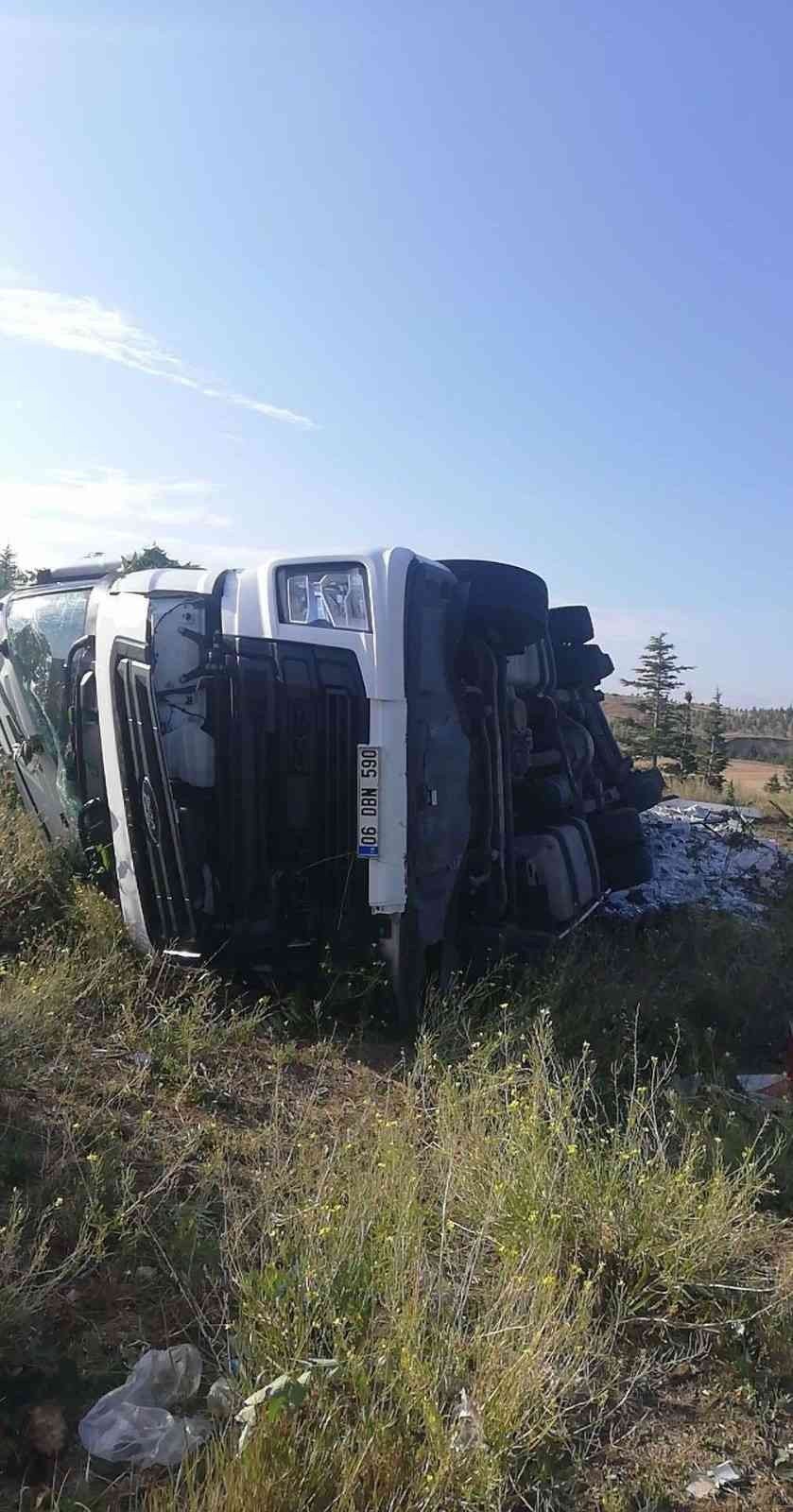 Şarampole Devrilen Tırın Sürücüsü Yaralandı