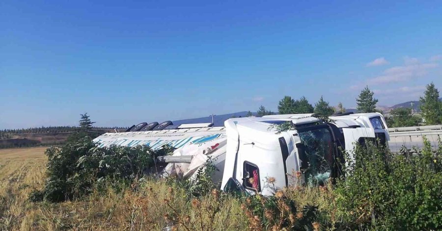 Şarampole Devrilen Tırın Sürücüsü Yaralandı