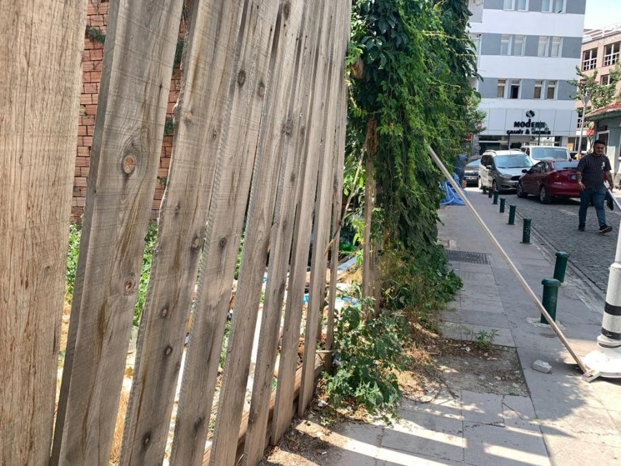 Düşmeye Yüz Tutmuş Çitler İçin Vatandaştan İlginç Çözüm