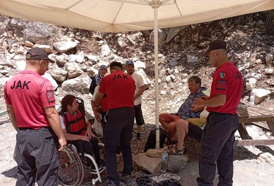 Kanyonu Gezmekte Zorlanan Milli Sporcuya Jandarma Ekiplerinden Jest