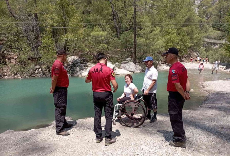 Kanyonu Gezmekte Zorlanan Milli Sporcuya Jandarma Ekiplerinden Jest