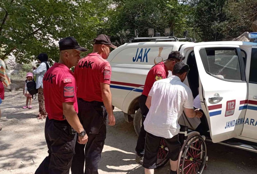 Kanyonu Gezmekte Zorlanan Milli Sporcuya Jandarma Ekiplerinden Jest
