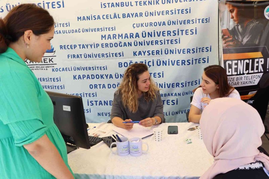 Büyükşehir 15 Günde Bin 500 Öğrenciye Ücretsiz Danışmanlık Hizmeti Verdi