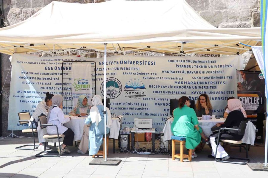 Büyükşehir 15 Günde Bin 500 Öğrenciye Ücretsiz Danışmanlık Hizmeti Verdi