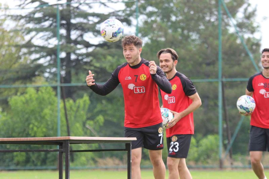 Eskişehirsporlu Oyuncular Aktivasyon Ve Rejenerasyon Çalışmaları İle Antrenmanlarını Tamamladı