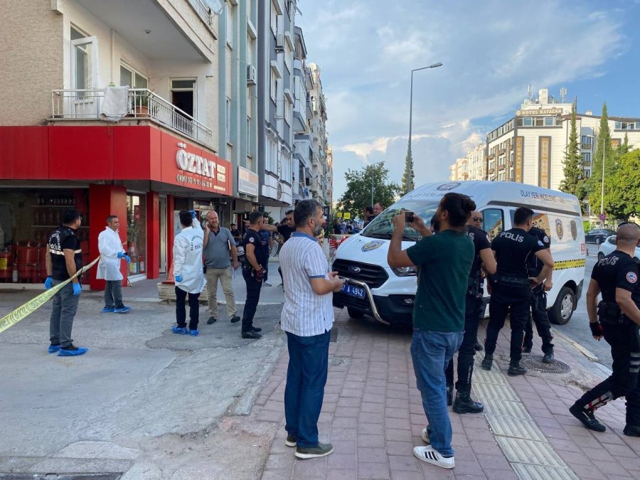 Antalya’da Kavga İhbarına Giden 2 Polis Silahla Yaralandı