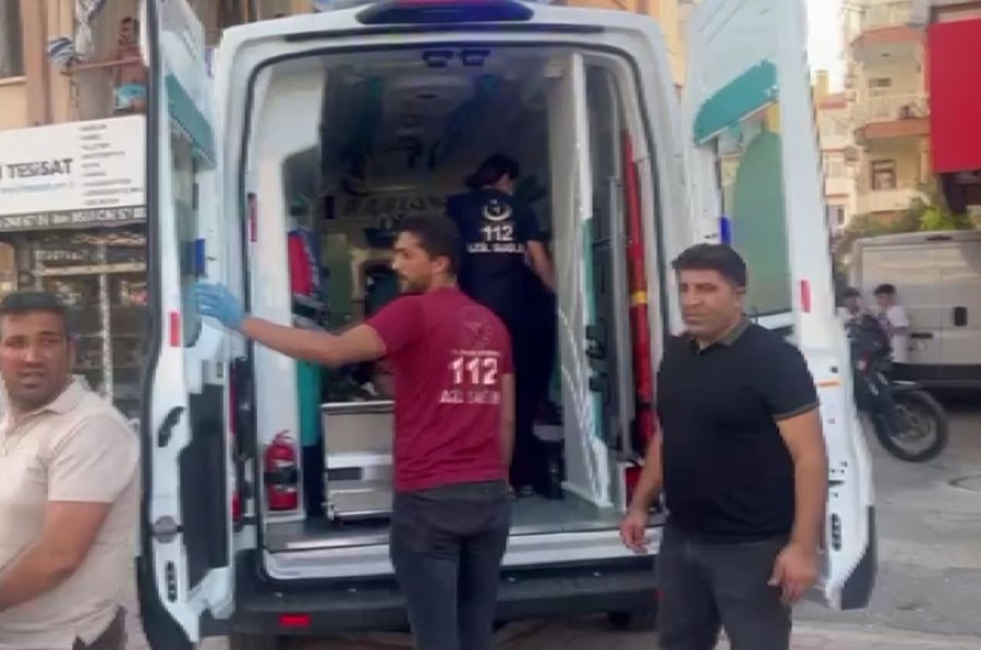 Antalya’da Kavga İhbarına Giden 2 Polis Silahla Yaralandı