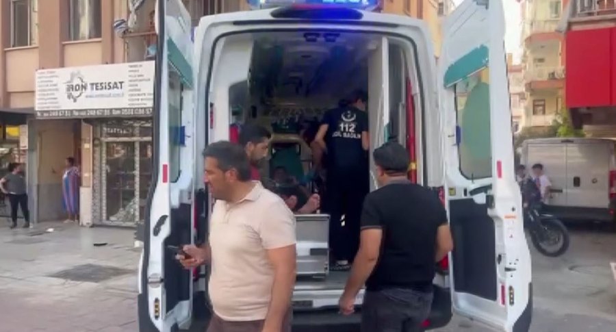 Antalya’da Kavga İhbarına Giden 2 Polis Silahla Yaralandı