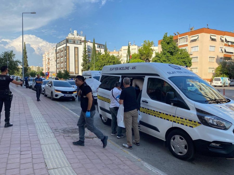 Antalya’da Kavga İhbarına Giden 2 Polis Silahla Yaralandı