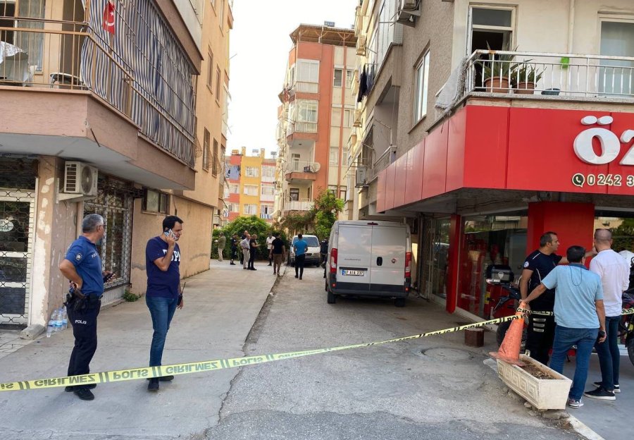 Antalya’da Kavga İhbarına Giden 2 Polis Silahla Yaralandı