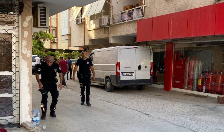 Antalya’da Kavga İhbarına Giden 2 Polis Silahla Yaralandı