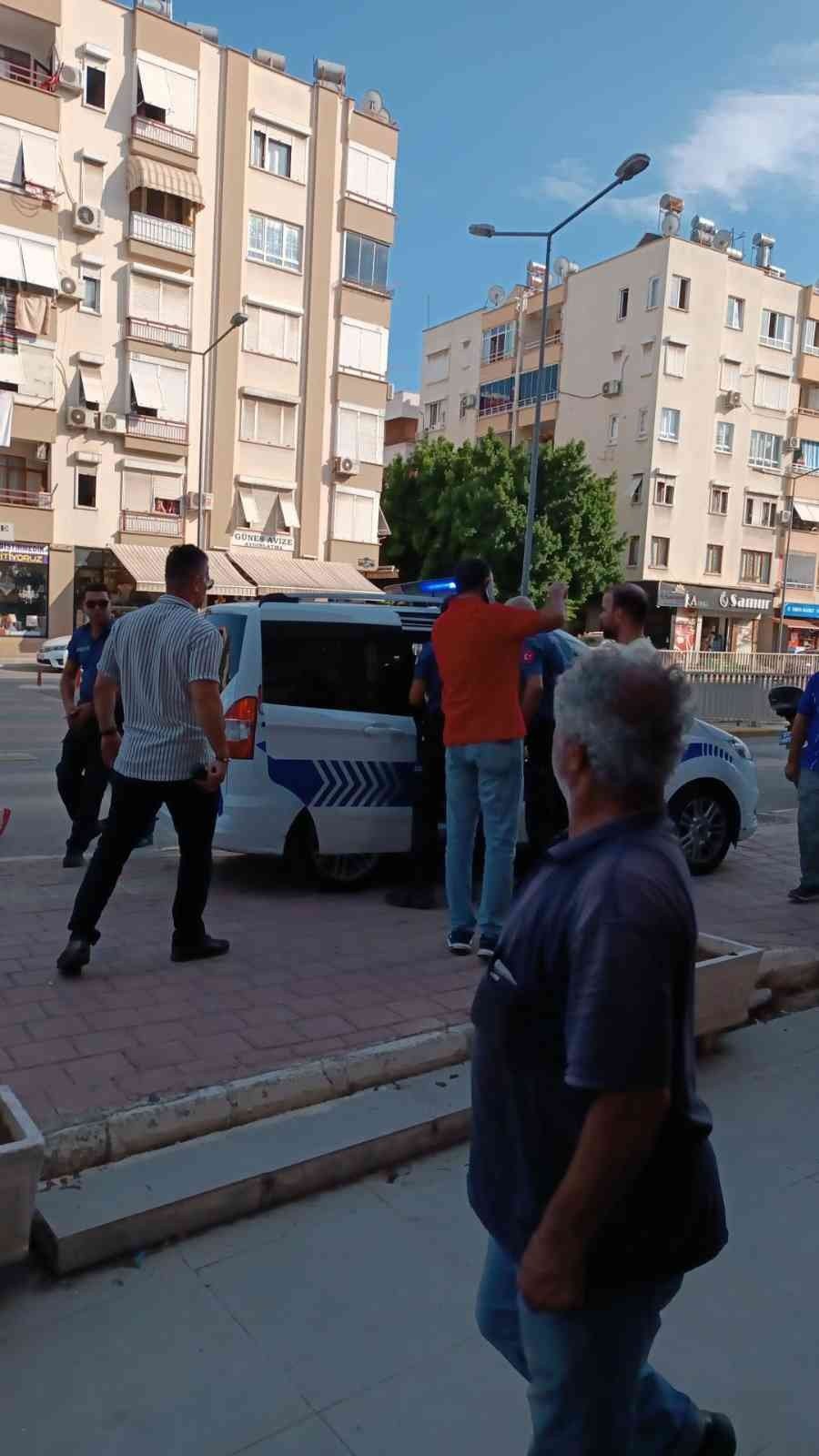 Antalya’da Kavga İhbarına Giden 2 Polis Silahla Yaralandı