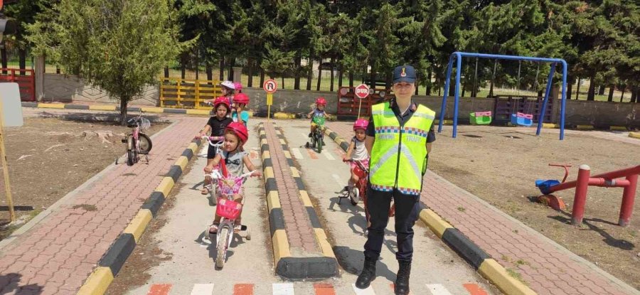 Kumluca’da Jandarmadan Öğrencilere Kask Eğitimi