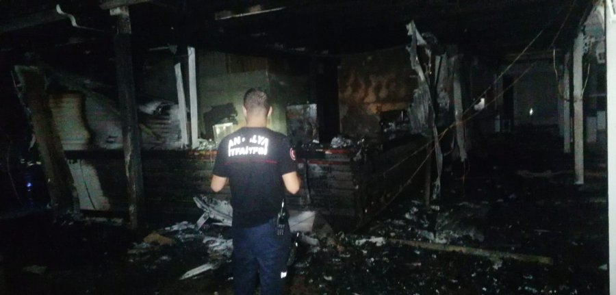 5 Yıldızlı Otelin Sahil Barında Korkutan Yangın