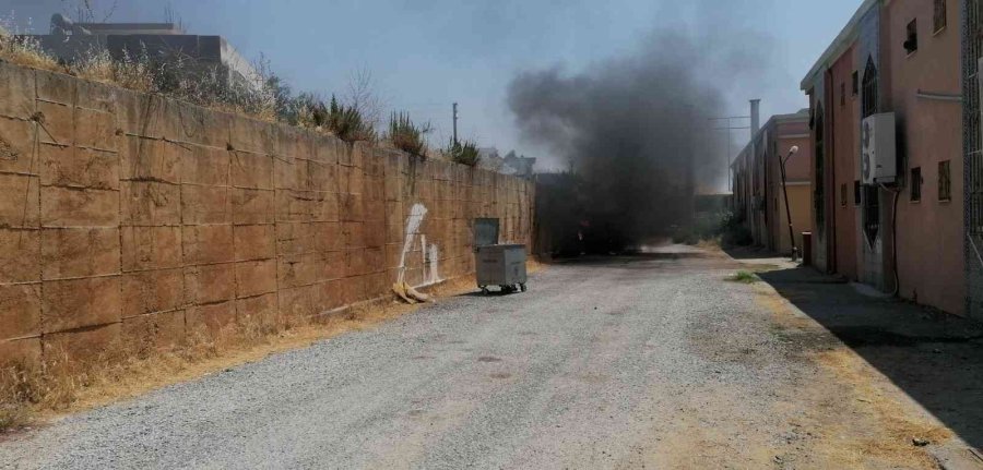 Manavgat’ta Park Halindeki Minibüs Cayır Cayır Yandı