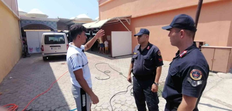 Manavgat’ta Park Halindeki Minibüs Cayır Cayır Yandı