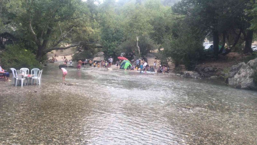 Antalya’da Turistlerin Yağmur Sevinci