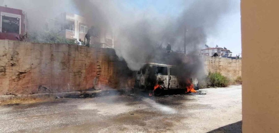 Manavgat’ta Park Halindeki Minibüs Cayır Cayır Yandı