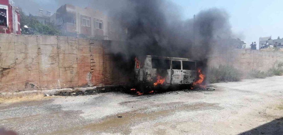 Manavgat’ta Park Halindeki Minibüs Cayır Cayır Yandı