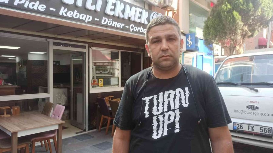 Dördüncü Kattan Kopan Cam Vatandaşın Üzerine Düştü