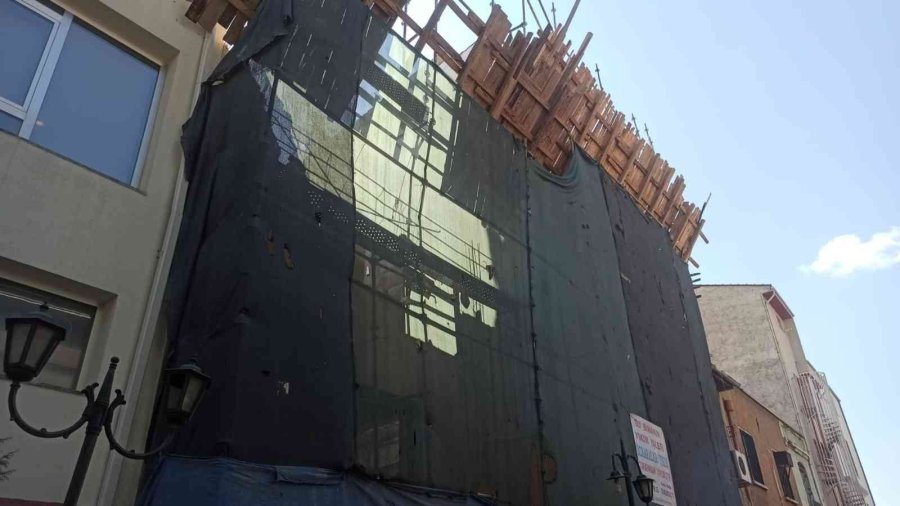 Dördüncü Kattan Kopan Cam Vatandaşın Üzerine Düştü