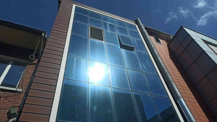 Dördüncü Kattan Kopan Cam Vatandaşın Üzerine Düştü