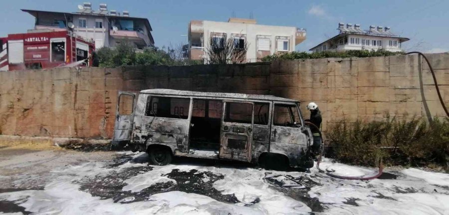 Manavgat’ta Park Halindeki Minibüs Cayır Cayır Yandı