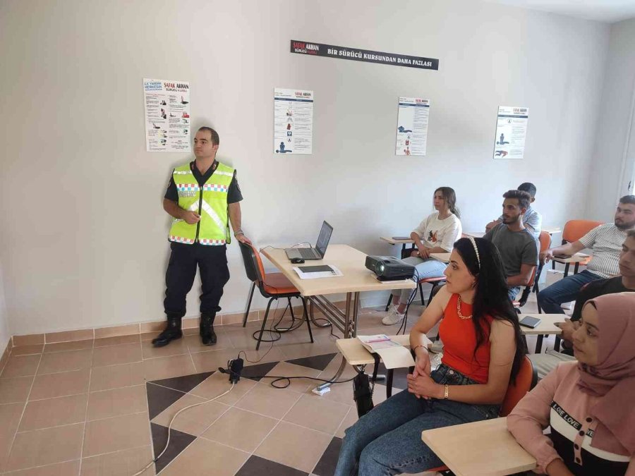 Jandarmadan Sürücü Adaylarına Trafik Eğitimi