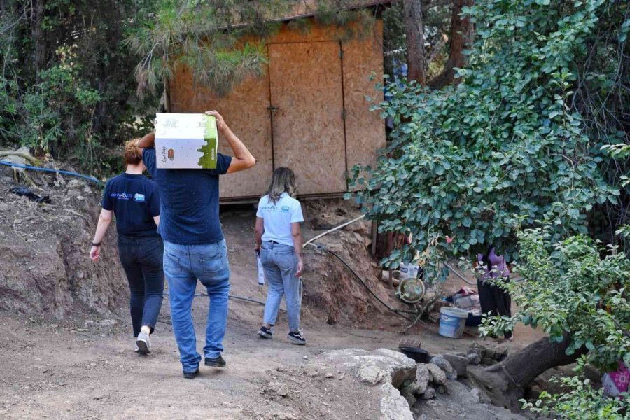 Konyaaltı Belediyesi Kapı Kapı Gezip Talepleri Dinliyor