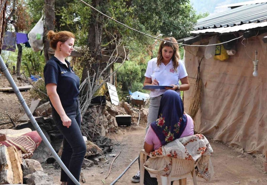 Konyaaltı Belediyesi Kapı Kapı Gezip Talepleri Dinliyor