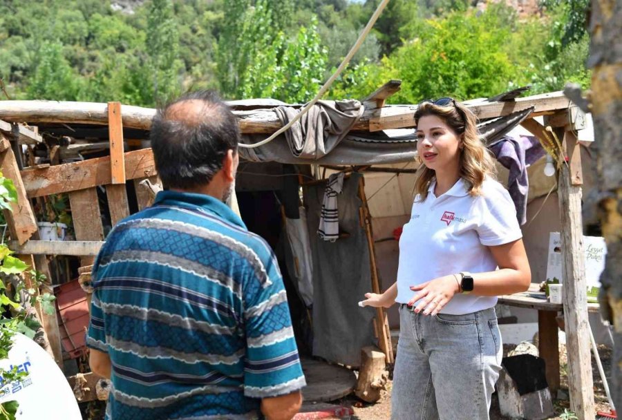 Konyaaltı Belediyesi Kapı Kapı Gezip Talepleri Dinliyor