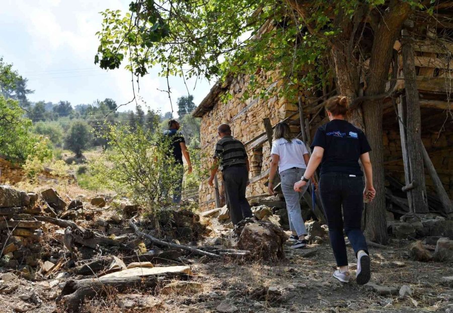 Konyaaltı Belediyesi Kapı Kapı Gezip Talepleri Dinliyor