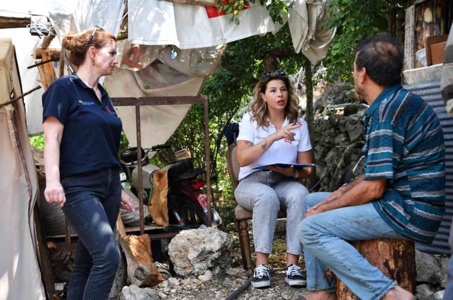 Konyaaltı Belediyesi Kapı Kapı Gezip Talepleri Dinliyor