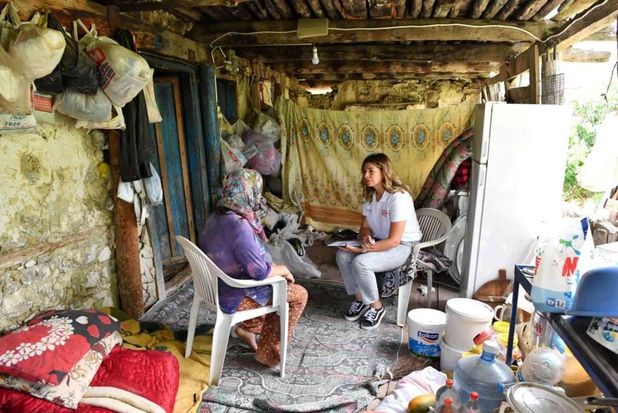 Konyaaltı Belediyesi Kapı Kapı Gezip Talepleri Dinliyor