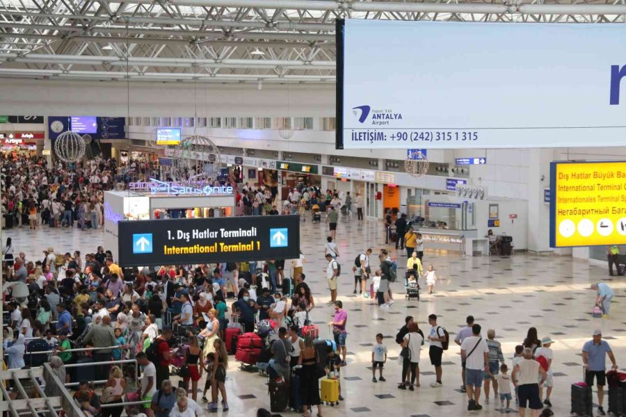 Rusya’dan Antalya Havalimanı’na Günde 80 Uçak İniyor