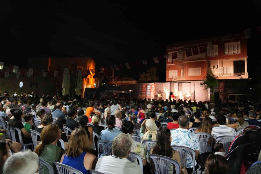 Tarsus’ta Yaz Akşamları Tiyatro Oyunlarıyla Şenlendi