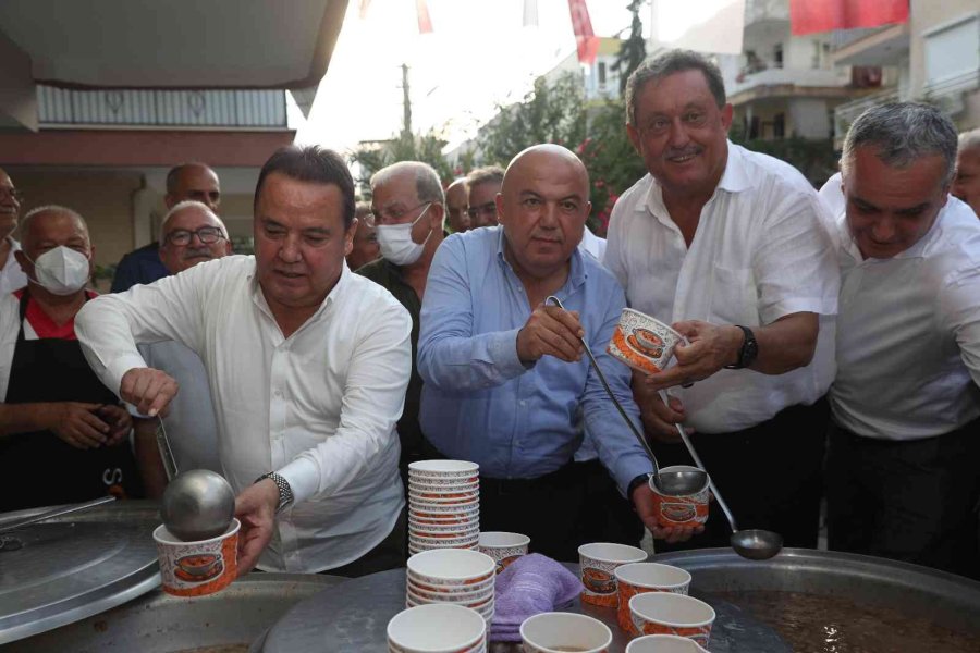 Başkan Böcek, Vatandaşlara Aşure Dağıttı