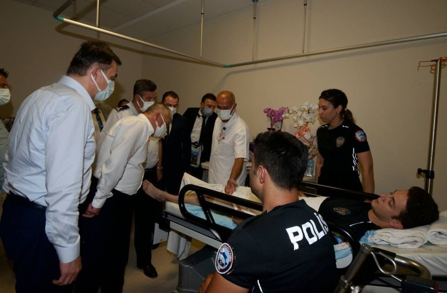 Antalya Valisi İhbara Gittikleri Adreste Ayaklarından Vurulan Polisleri Ziyaret Etti