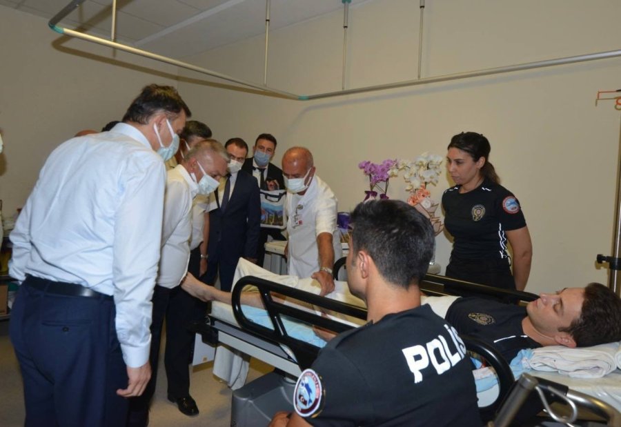 Antalya Valisi İhbara Gittikleri Adreste Ayaklarından Vurulan Polisleri Ziyaret Etti